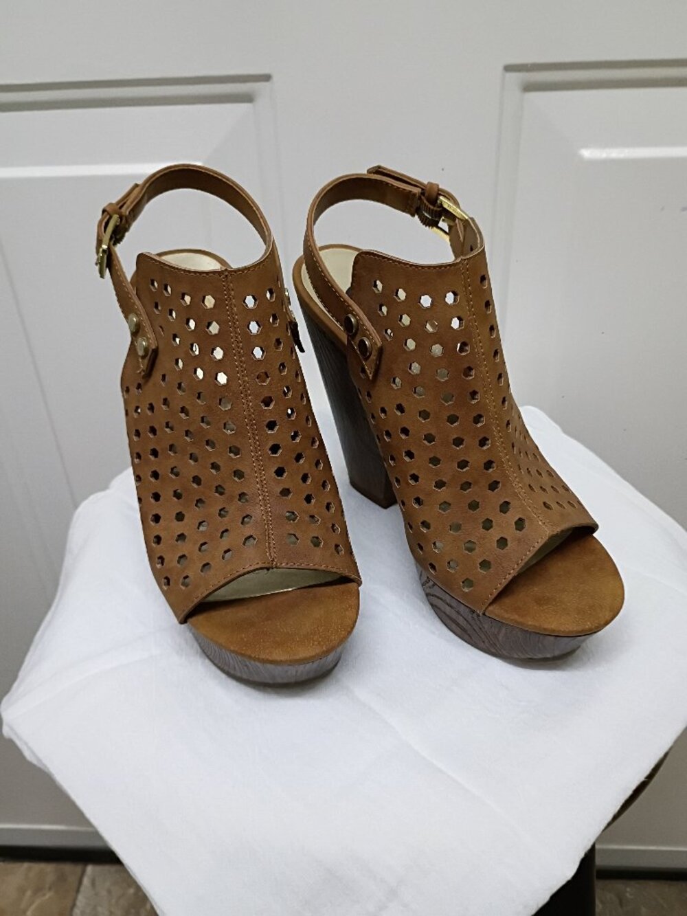 Guess women's shoes size 5 1/2